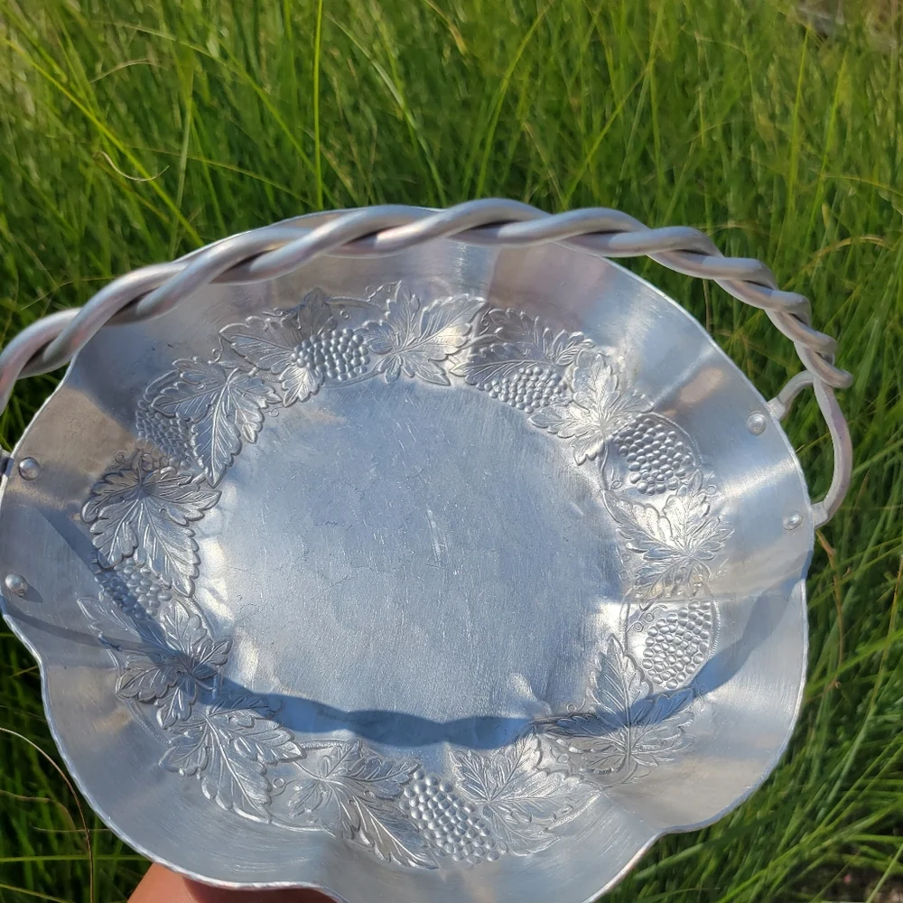 Everlast Forged Aluminum Basket with Handle ~ Grapes ~ Versatile Serveware